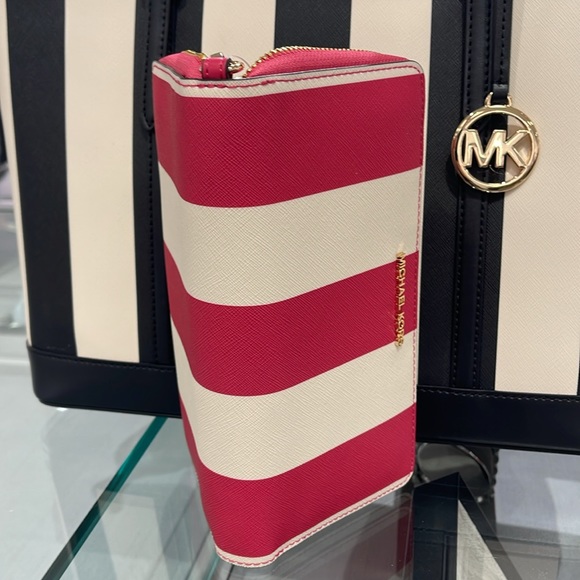 MICHAEL KORS JST
Leather Continental Wristlet Phone Case Wallet
NWT - Picture 10 of 16